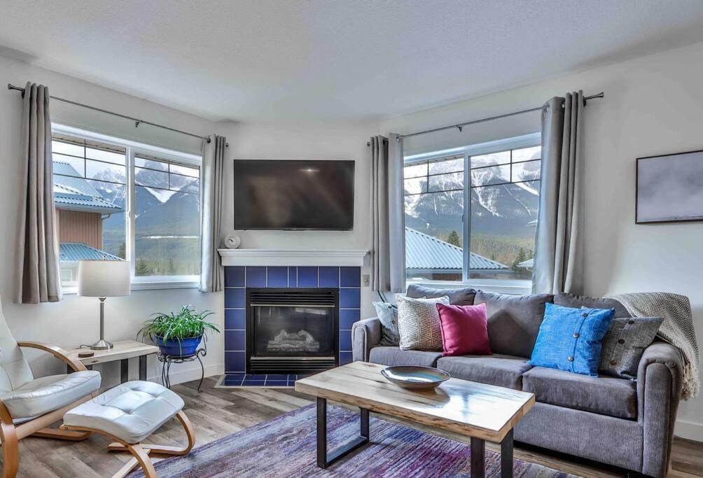 Big Mountain Views - Bright 2-Story Corner Unit Apartment Canmore Exterior foto