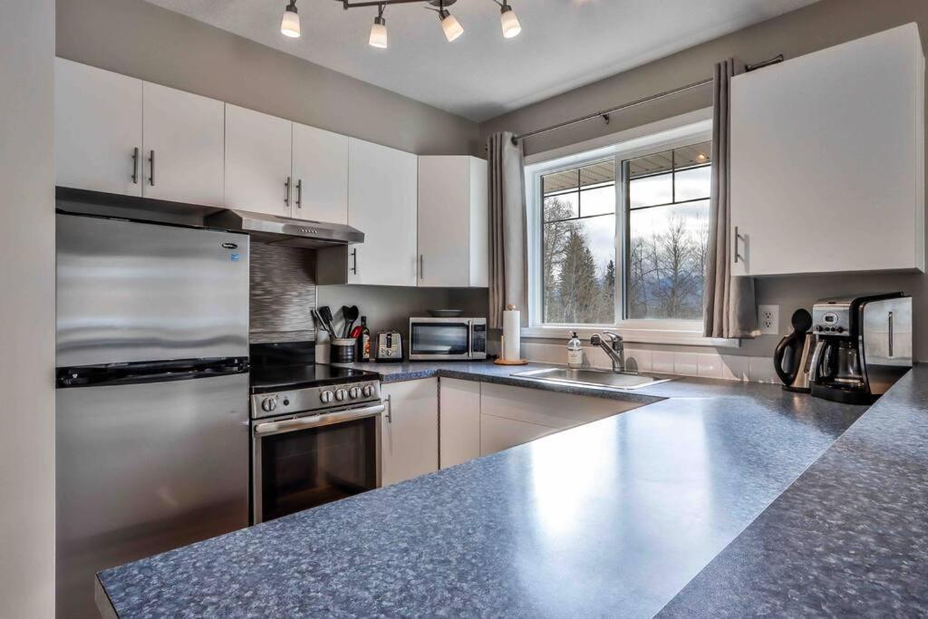 Big Mountain Views - Bright 2-Story Corner Unit Apartment Canmore Exterior foto