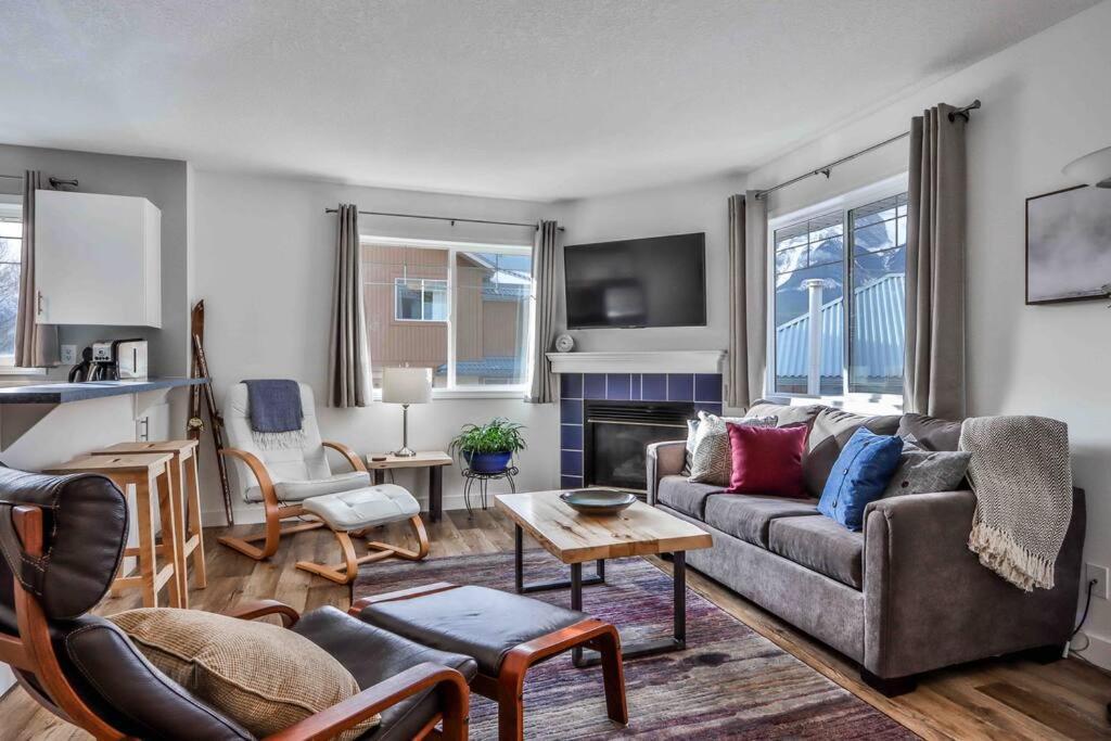Big Mountain Views - Bright 2-Story Corner Unit Apartment Canmore Exterior foto