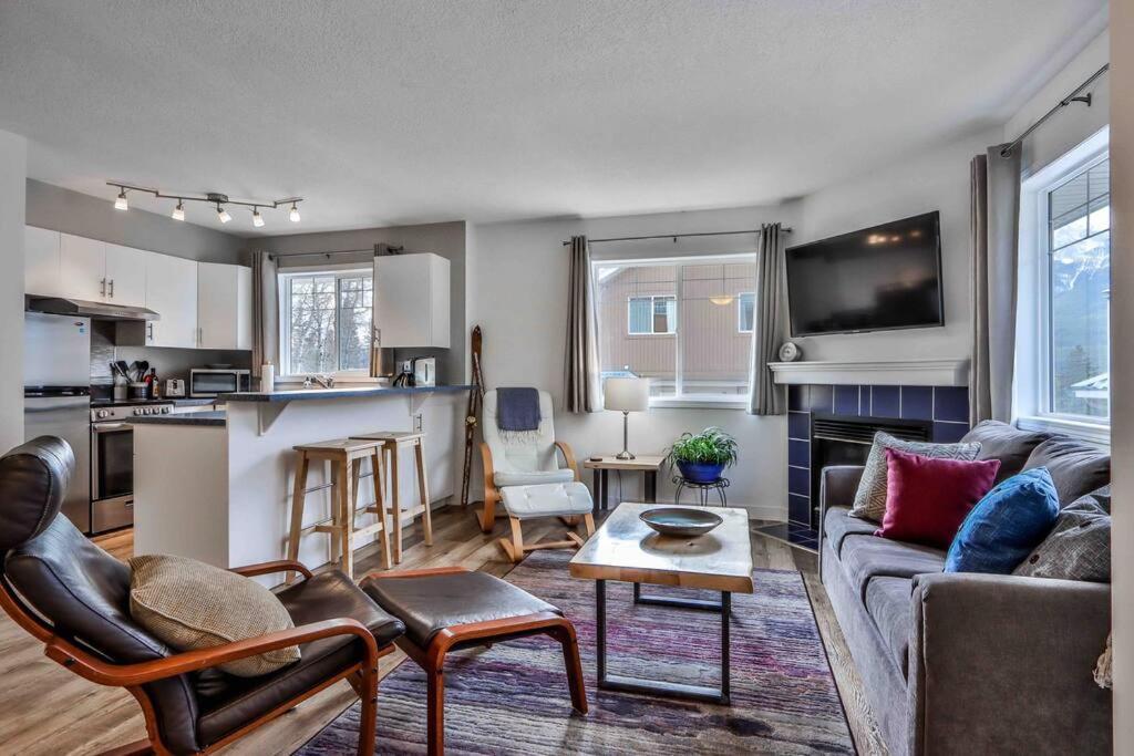 Big Mountain Views - Bright 2-Story Corner Unit Apartment Canmore Exterior foto