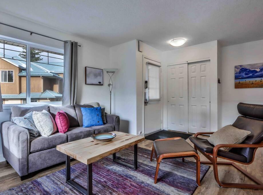 Big Mountain Views - Bright 2-Story Corner Unit Apartment Canmore Exterior foto