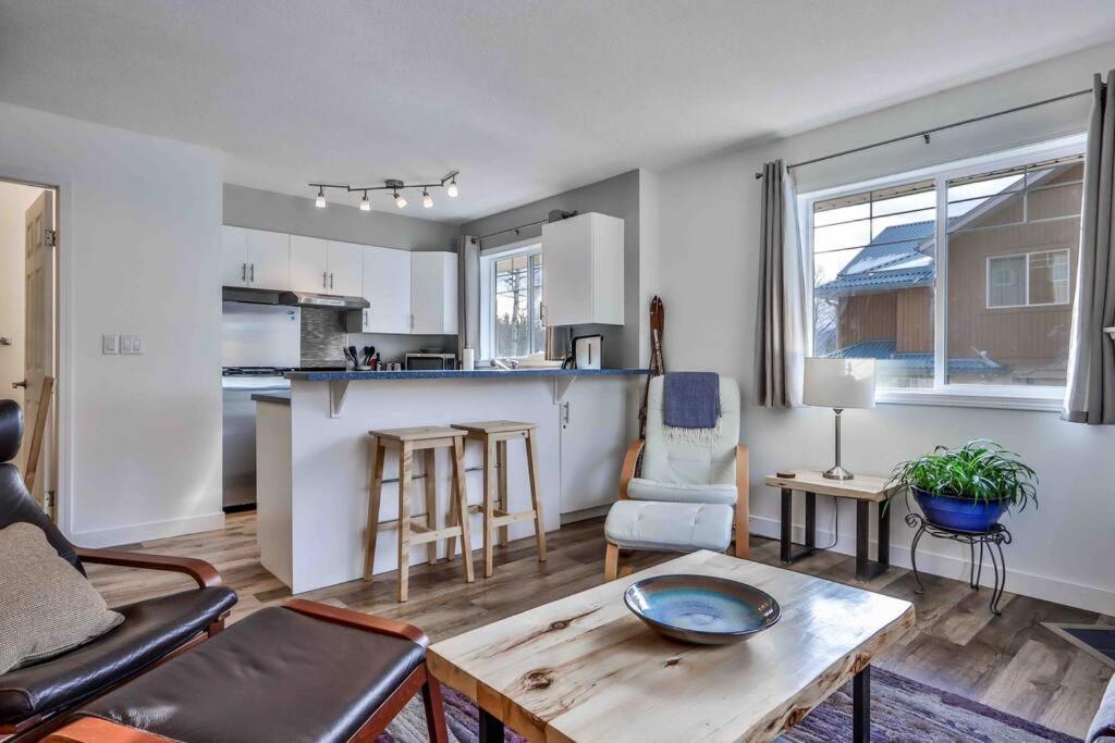 Big Mountain Views - Bright 2-Story Corner Unit Apartment Canmore Exterior foto